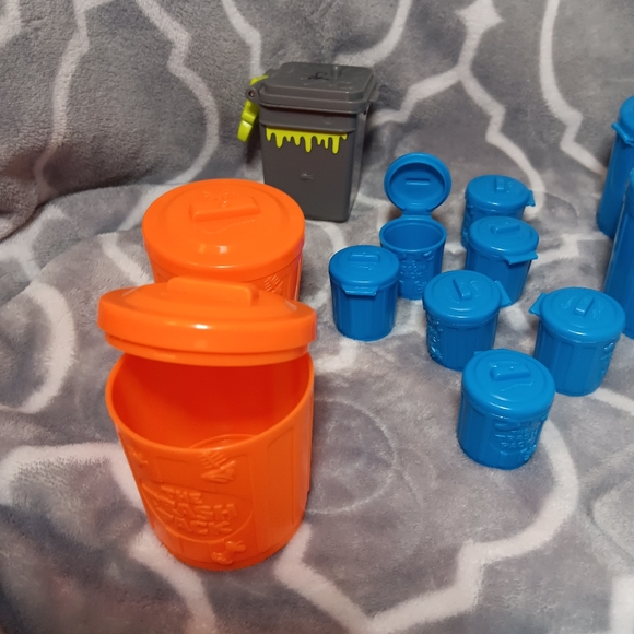 Lot of small trash cans - Picture 2 of 6